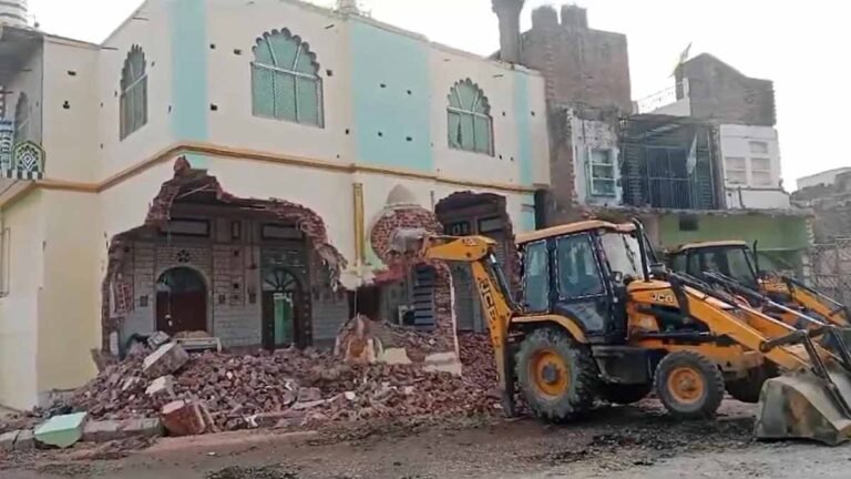 नमो घाट के पास मॉडल स्टेशन प्रोजेक्ट का रास्ता साफ, हटाए गए अवैध कब्जे