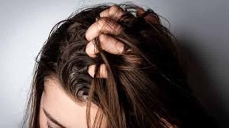 ऑयली बालों से परेशान हैं? जानें कारण और आसान घरेलू उपाय