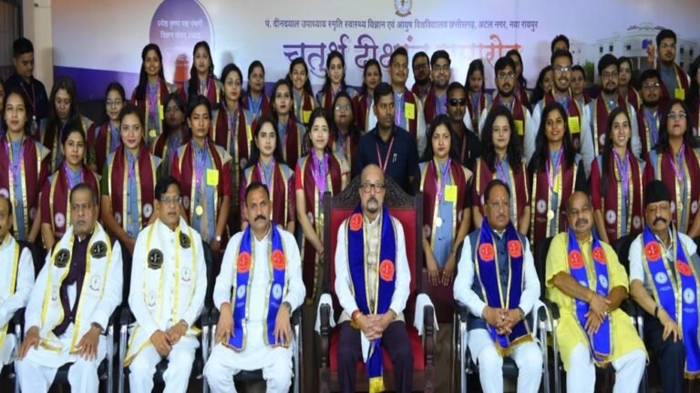 पं. दीनदयाल उपाध्याय स्मृति स्वास्थ्य विज्ञान एवं आयुष विश्वविद्यालय के चतुर्थ दीक्षांत समारोह में शामिल हुए राज्यपाल और मुख्यमंत्री
