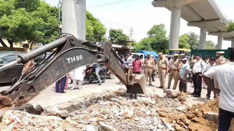 कोर्ट केस और नोटिस के बाद आगरा प्रशासन ने मजार शिफ्टिंग का लिया फैसला