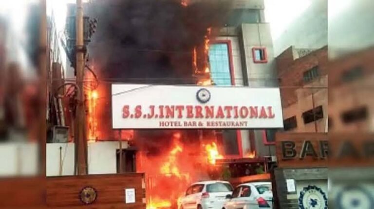 अलीगंज के पुरनिया इलाके में आग से हड़कंप, कई लोगों के फंसे होने की आशंका