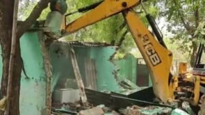 लोनी में प्रशासन का बुलडोजर ऐक्शन: 70 लाख की सरकारी जमीन से हटाया गया अतिक्रमण