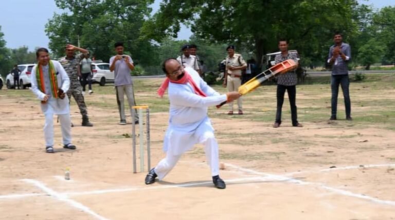 वनांचल में गूंजा क्रिकेट का रोमांच, अरुण साव ने मैदान में दिखाया बल्लेबाजी का अंदाज