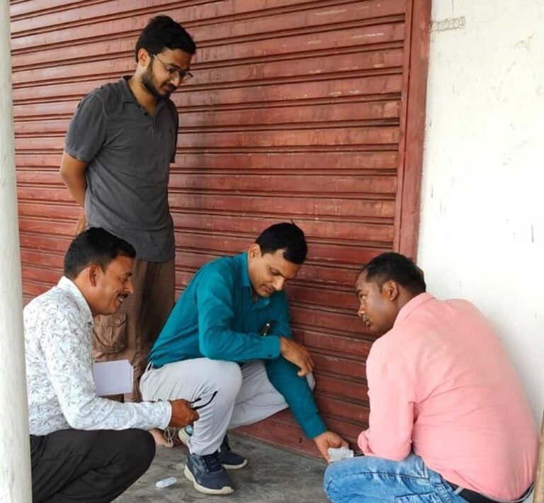 750 रुपये की खाद 1800 रुपये में बेचने वाले व्यापारी पर कार्रवाई, 74 बोरी खाद जब्त