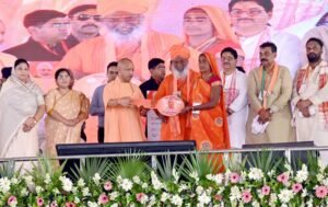 सीएम ने अनेक लाभार्थियों को दिया स्वीकृति पत्र, चेक, चाबी, नियुक्ति पत्र