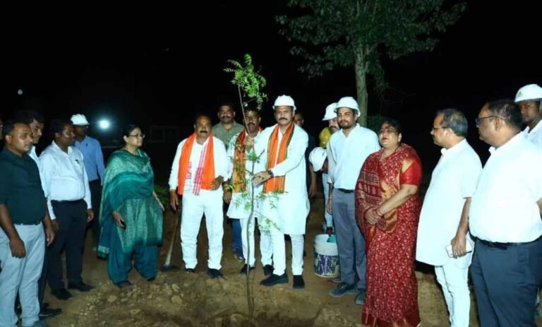 मेडिकल कॉलेज निर्माण कार्य का स्वास्थ्य मंत्री जायसवाल ने लिया जायजा, अधिकारियों को गुणवत्ता पर बरतने को कहा सख्ती