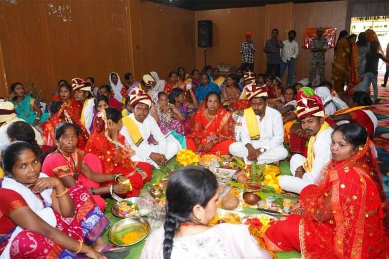 सामूहिक विवाह से सामाजिक बदलाव की मिसाल बना जगदलपुर, 17 जोड़े परिणय सूत्र में बंधे