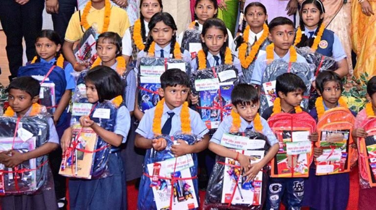 छत्तीसगढ़ के स्कूलों में लौटी रौनक, नए सत्र में छात्रों का हुआ पारंपरिक अभिनंदन