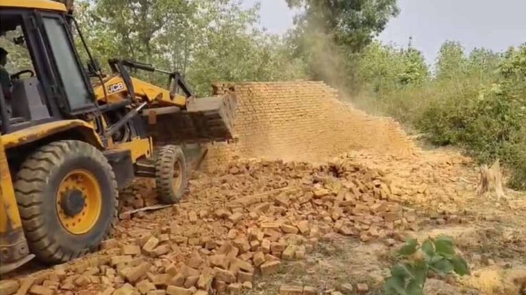 अतिक्रमणकारियों पर सख्त एक्शन, वन क्षेत्र में बने 34 अवैध मकान किए गए ध्वस्त