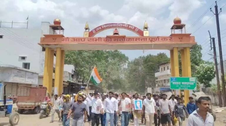 52 गांवों की समस्याओं को लेकर आदिवासियों और कांग्रेस का प्रदर्शन, कलेक्ट्रेट पहुंचे सैकड़ों लोग