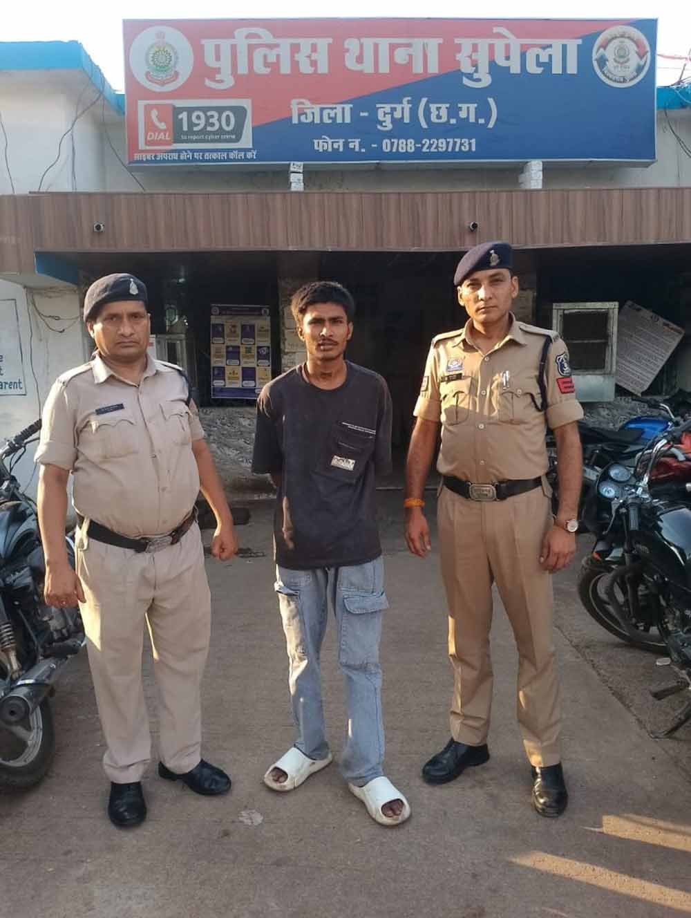 स्टंटबाज की दबंगई! पुलिस वाहन में बनाई रील, लिखा- ‘आज जेल, कल बेल…’