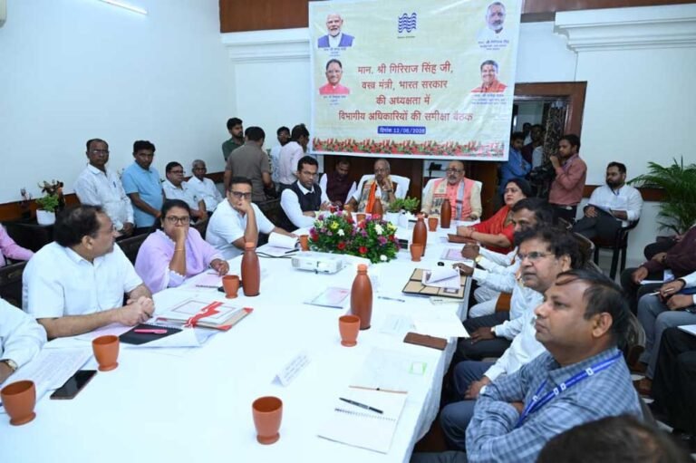 बुनकरों और शिल्पियों की आय बढ़ाने के लिए डिजाइन प्रशिक्षण एवं नवाचार पर जोर