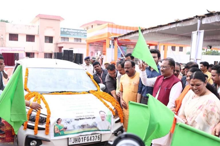 ड्रोन पायलट प्रशिक्षण हेतु महिला कृषकों का दल जशपुर से रायपुर रवाना