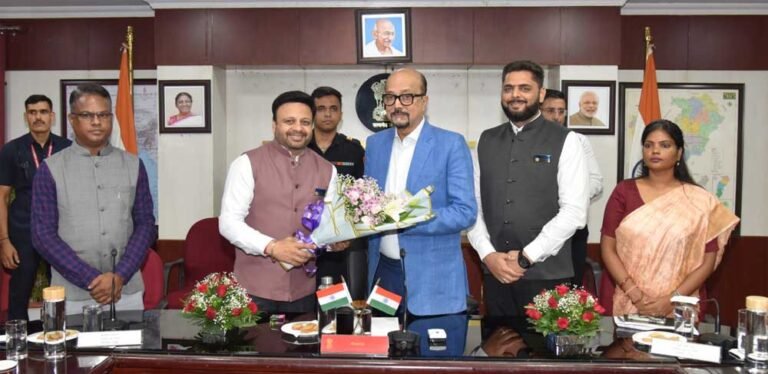 राज्यपाल  रमेन डेका से आज रोटरी क्लब ग्रेटर रायपुर के सदस्यों ने लोक भवन में सौजन्य मुलाकात एवं चर्चा की। राज्यपाल ने उन्हें समाज हित से जुडे़ विभिन्न विषयों पर मार्गदर्शन दिया।