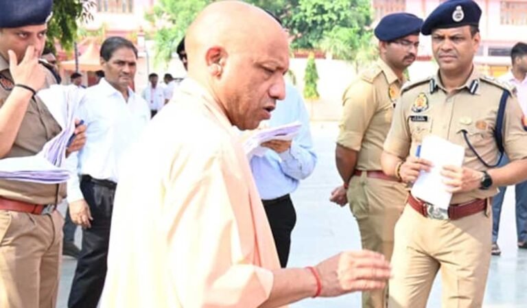 जनता दर्शन में करीब 200 लोगों से मिले सीएम योगी