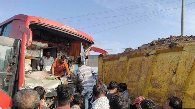 इंदौर-उज्जैन हाईवे पर बड़ा हादसा, बस पलटने से 20 लोग घायल, नशे में था चालक