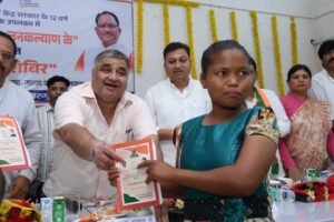 पर्यटन एवं संस्कृति मंत्री  राजेश अग्रवाल ने किया स्टॉलों का निरीक्षण, नागरिकों से संवाद कर योजनाओं का लाभ लेने का किया आह्वान