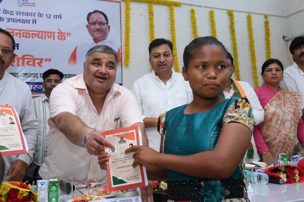 पर्यटन एवं संस्कृति मंत्री  राजेश अग्रवाल ने किया स्टॉलों का निरीक्षण, नागरिकों से संवाद कर योजनाओं का लाभ लेने का किया आह्वान