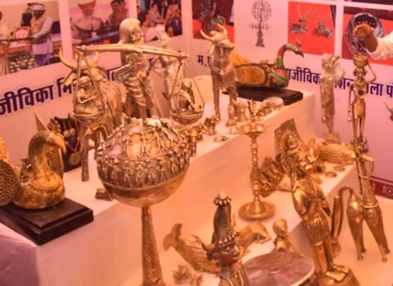 राष्ट्रपति ने प्रदर्शनी स्टॉल में प्रदर्शित उत्पादों का किया अवलोकन