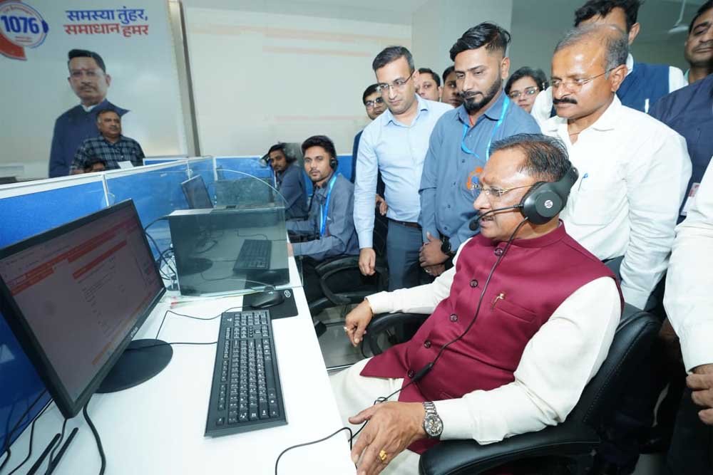 मुख्यमंत्री ने सीएम हेल्पलाइन पर कॉलर  पूनाराम ठाकरे से स्वयं की बात