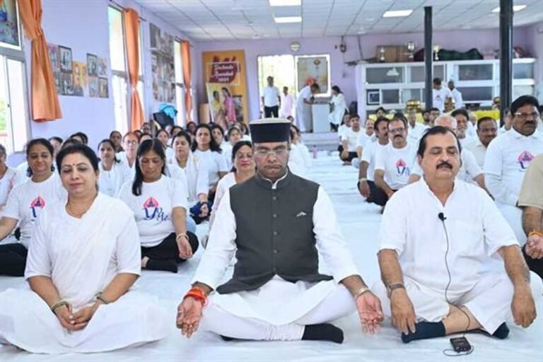 केंद्रीय रक्षा राज्य मंत्री सेठ एवं मंत्री सारंग के साथ हजारों युवाओं ने किया योग