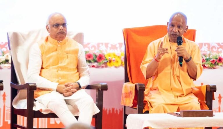 डिजिटल डेमोक्रेसी डायलॉग ‘त्रिवेणी’ में बोले सीएम योगी, उत्तर प्रदेश पहचान के संकट से निकलकर देश की टॉप-3 इकोनॉमी में शामिल