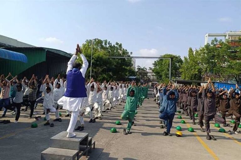 अंतर्राष्ट्रीय योग दिवस पर 15 हजार से अधिक श्रमिकों ने किया सामूहिक योगाभ्यास