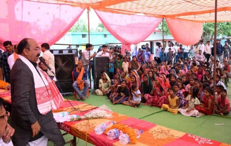 56 लाख रुपए के विकास कार्यों की घोषणा की, युवाओं को दिए क्रिकेट किट