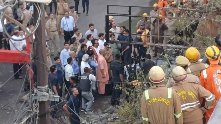 लखनऊ आग हादसे से नाराज CM योगी, अधिकारियों को लगाई फटकार; जिम्मेदारों पर गिर सकती है गाज