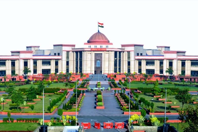 पति की जिम्मेदारी बरकरार: पत्नी ज्यादा कमाती हो तब भी कानूनी और यात्रा खर्च देना होगा