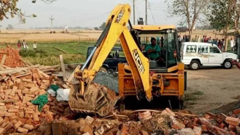 हरिद्वार में CM धामी का बुलडोजर एक्शन, अवैध मजार पर चली कार्रवाई, प्रशासन सख्त