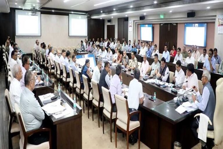 सीएम हेल्पलाइन और लोकसेवा गारंटी के प्रकरणों का समय-सीमा में निराकरण करने के दिये निर्देश