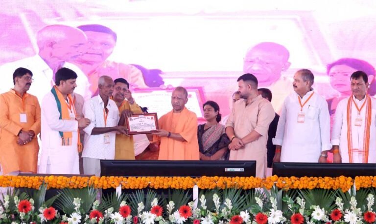 कार्यक्रम था सुबह 10 बजे से लेकिन सात बजे से ही चकरौत पहुंचने लगे लोग
