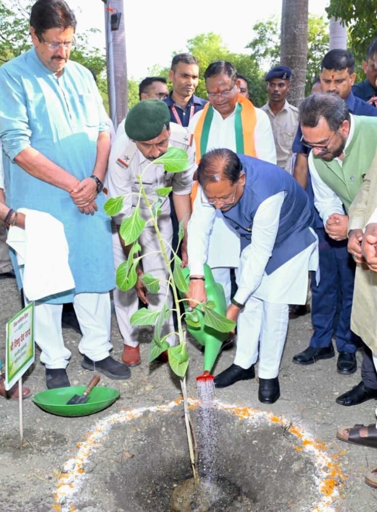 राजीव स्मृति वन में बरगद का पौधा लगाकर दिया पर्यावरण संरक्षण का संदेश