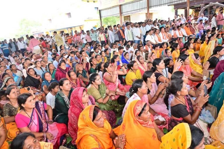 सुशासन तिहार के तहत सारंगढ़-बिलाईगढ़ जिले के ग्राम भीखमपुरा पहुंचे मुख्यमंत्री, ग्रामीणों से किया सीधा संवाद