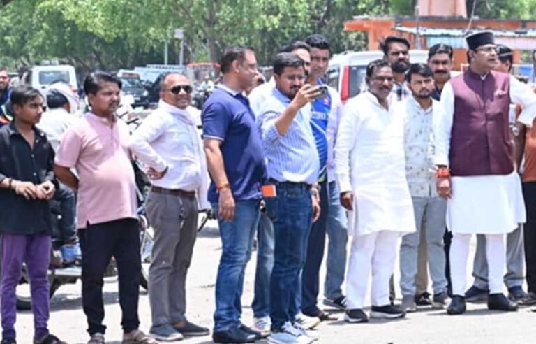 पातरा नाले में मिट्टी डंप होने पर जताई नाराजगी