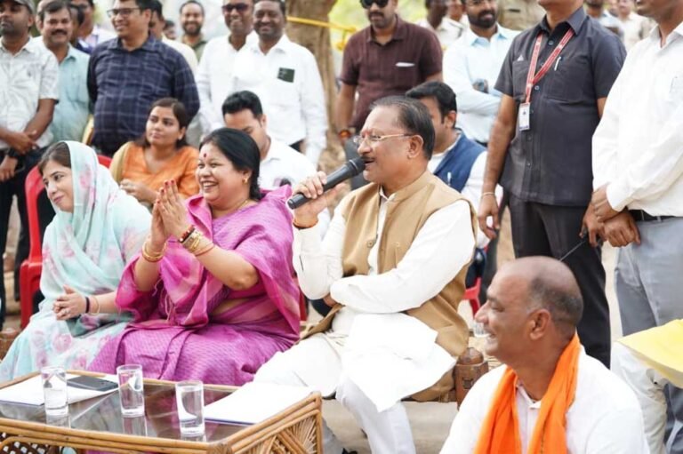 सक्ति जिले के ठठारी गांव पहुंचे मुख्यमंत्री, चौपाल लगाकर सुनी ग्रामीणों की समस्याएं