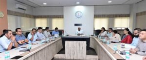 मुख्य सचिव ने सीएम हेल्पलाइन में संवेदनशीलता से काम करने के दिए निर्देश
