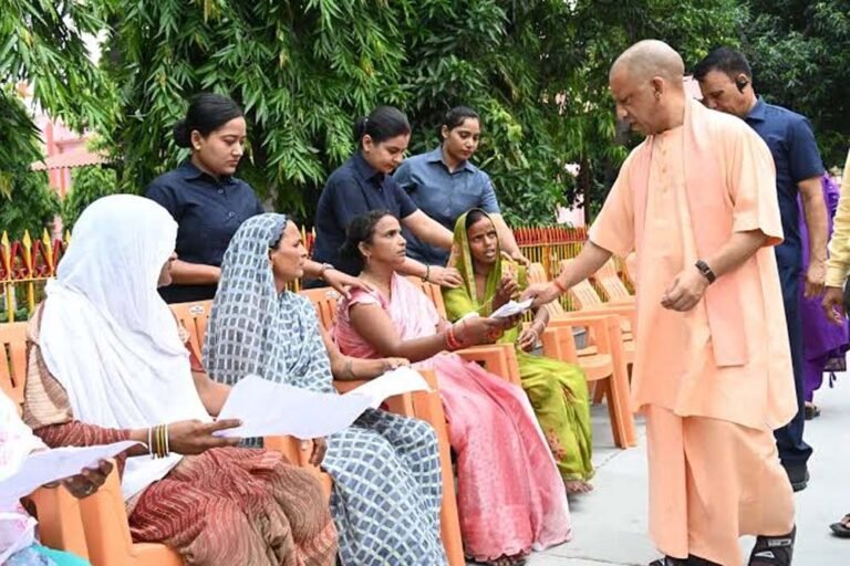 पैसों के अभाव में नहीं रुकेगा इलाज, योगी ने अधिकारियों को दिए सख्त निर्देश