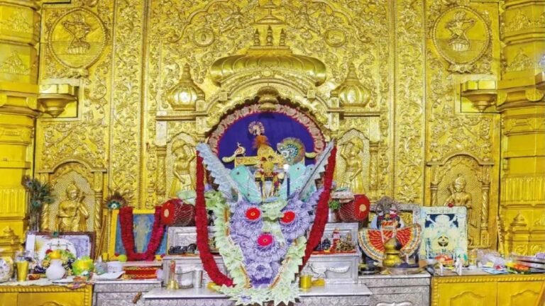 कृष्णधाम सांवलिया सेठ को जयपुर भक्त ने अर्पित की स्वर्ण बांसुरी