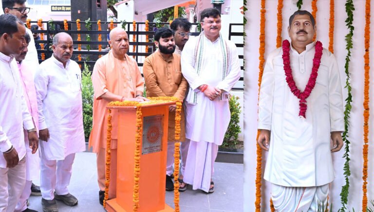 मुख्यमंत्री ने वीर-वीरांगनाओं के परिधानों में सजे बच्चों को दिया उपहार