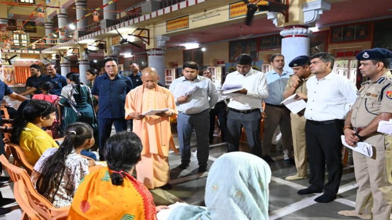 जनता दर्शन में आए लोगों से बोले सीएम – घबराइए मत, सबकी होगी भरपूर मदद