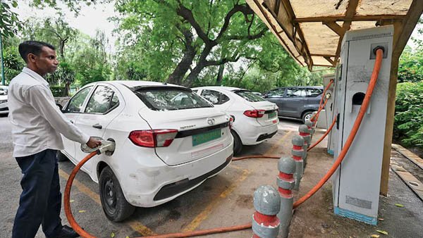 ईंधन संकट से EV की बिक्री को रफ्तार, लेकिन चार्जिंग प्वाइंट की कमी ने बढ़ाई चिंता