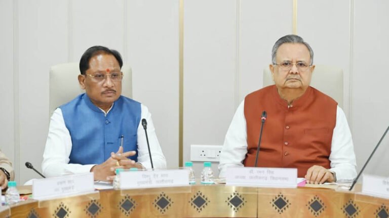 विधानसभा में शिष्टाचार भेंट: मुख्यमंत्री विष्णु देव साय ने डॉ. रमन सिंह को पुष्पगुच्छ भेंट कर दी शुभकामनाएं