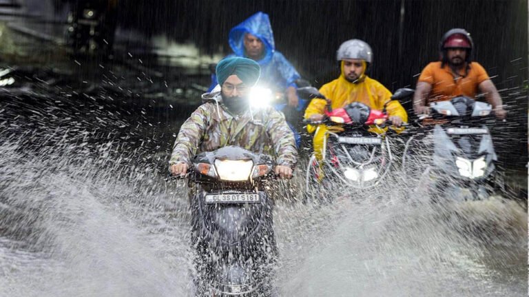 मौसम का बड़ा बदलाव: 10 हजार KM लंबी बादलों की पट्टी से बढ़ी बारिश की उम्मीद, बंगाल की खाड़ी पहुंचते ही बदलेगा मिजाज