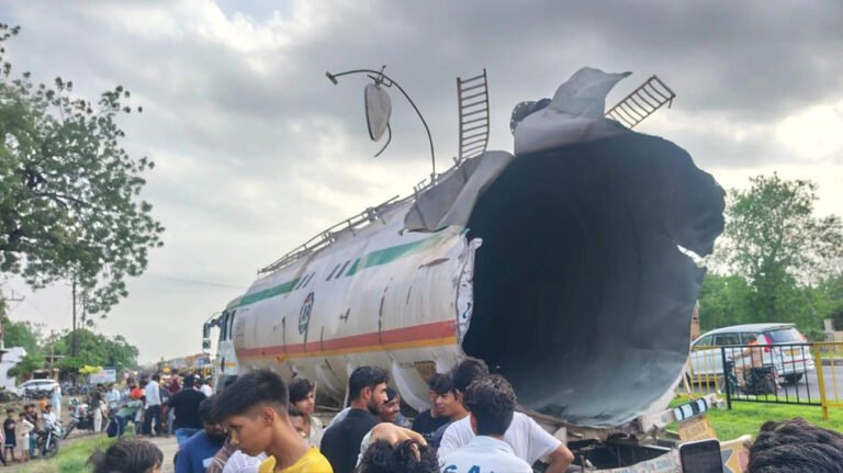 मध्य प्रदेश के खरगोन में बड़ा हादसा: टैंकर धमाके से दहला इलाका, आसपास के घरों के दरवाजे तक टूटे