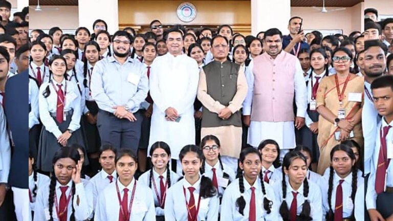 रायपुर विधानसभा में लोकतंत्र से रूबरू हुए छात्र, शकुंतला विद्यालय के विद्यार्थियों ने देखी सदन की कार्यवाही