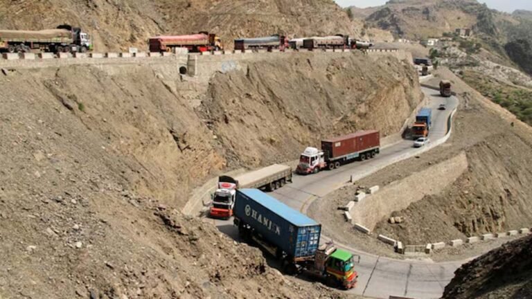 पाकिस्तान से दूर हुआ अफगान व्यापार, ट्रांजिट ट्रेड में भारी गिरावट दर्ज