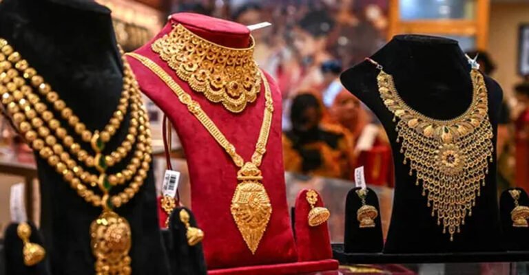 Gold-Silver Price: चांदी के दाम में भारी टूट, सोना भी हुआ सस्ता; 10 ग्राम का ताजा रेट देखें