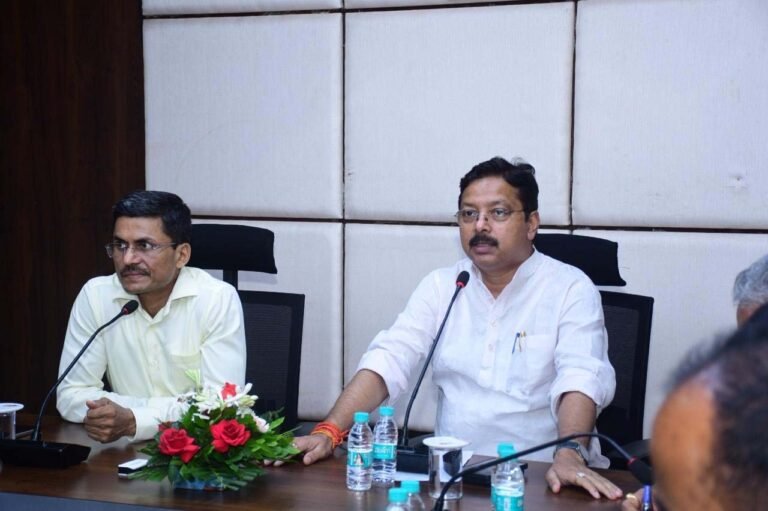 निर्माण कार्यों में तेजी लाने मंडल अध्यक्ष ने ठेकेदारों को दिए निर्देश